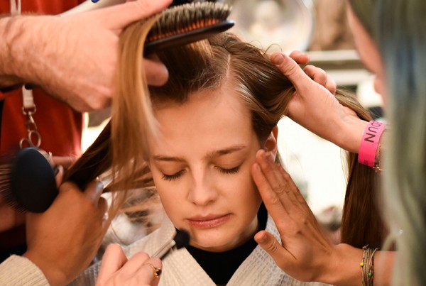 Douglas präsentiert sein Know-How über Schönheit mit Freude an Beauty-Themen in passenden Artikeln für die Besucherinnen des E-Shops.