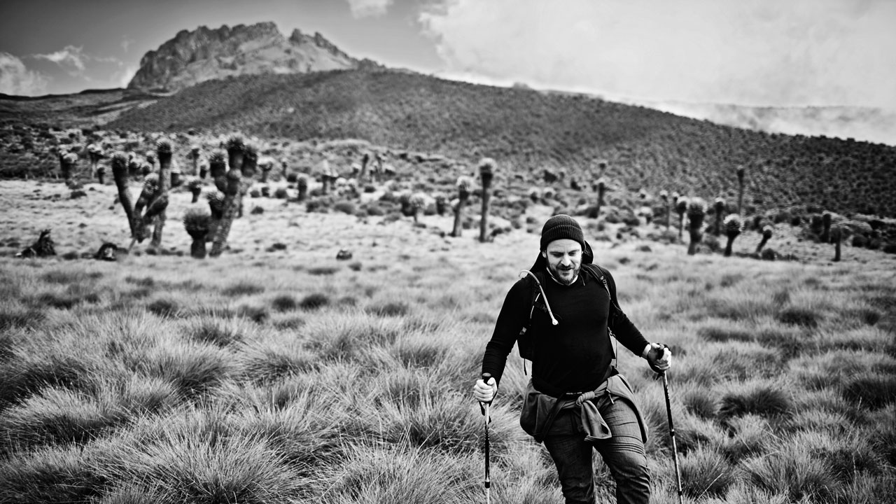 Lufthansa Magazin-Chefredakteur Adrian Pickshaus stieg aufs Dach Afrikas – Begleitet von Fotograf Meiko Herrmann.